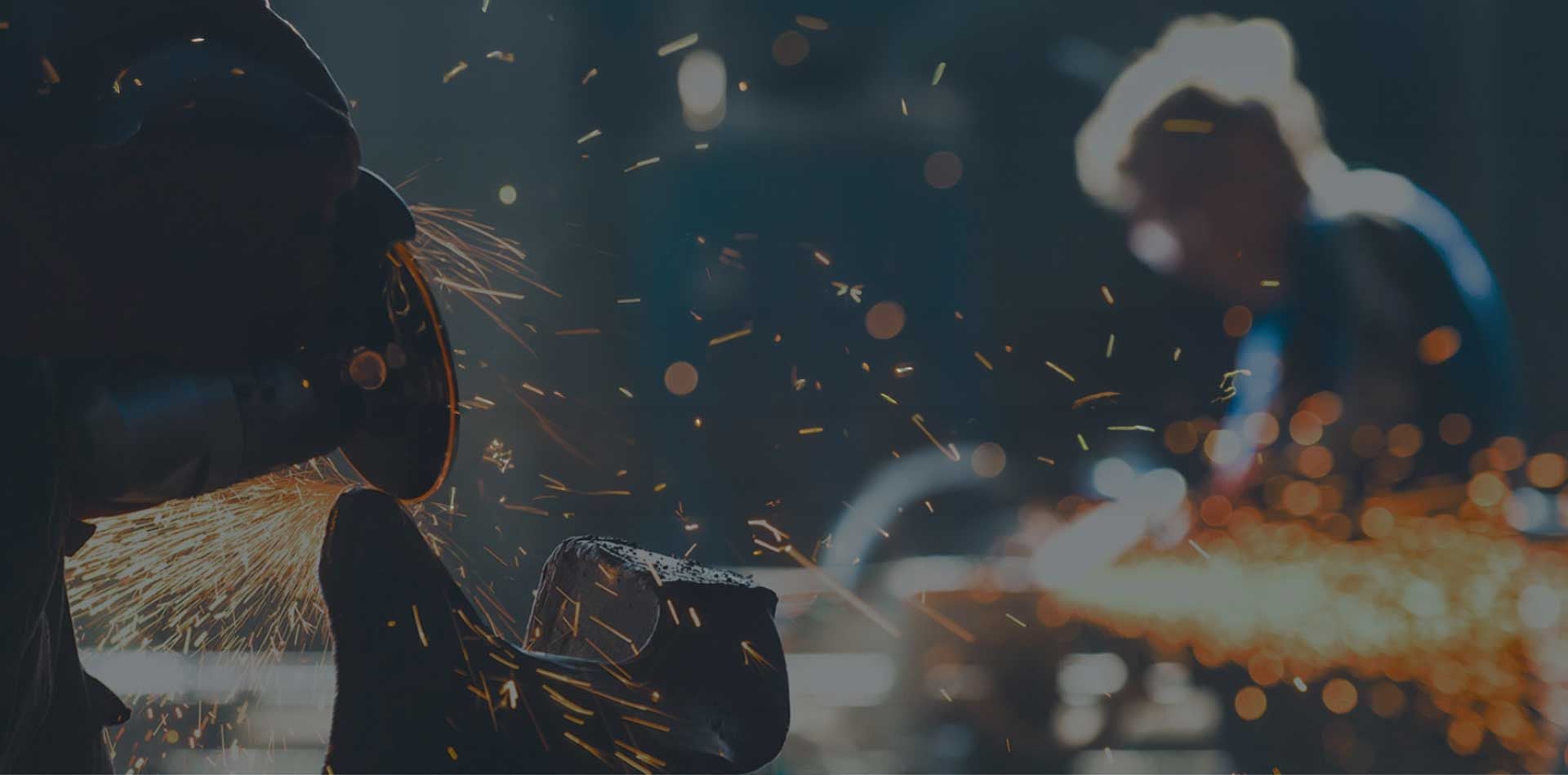 Kausch Metalbau -- Arbeiter mit Flexmaschine